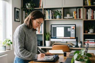 Femme en train de dessiner sur une tablette dans un bureau moderne