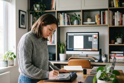 Femme en train de dessiner sur une tablette dans un bureau moderne